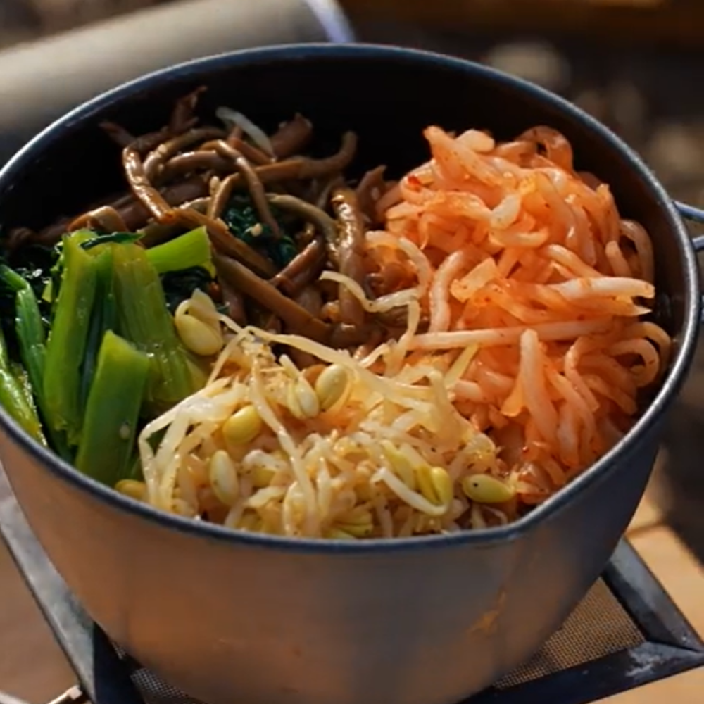 お焦げをたのしむ石焼ビビンバ風 | ソトレシピ｜キャンプ飯からご当地